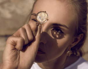 Kosmiczna biżuteria dziełem ludzkich rąk Bizuteria artystyczna Motyle