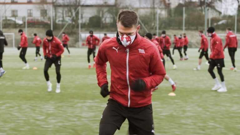 Klub sportowy Cracovia stosuje maski antysmogowe Klub sportowy Cracovia stosuje maski antysmogowe